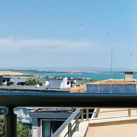 апартамент с изглед към морето Apartment *
